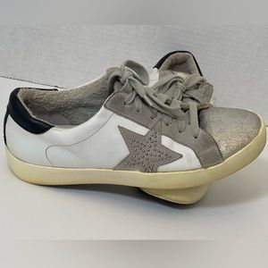 Pre-Owned White Leather Sneaker with Silver Sparkle Tongue Distressed Size 8-8.5